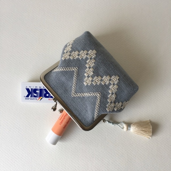 ハーダンガー刺繍　blue×ecru  10㎝がま口 5枚目の画像