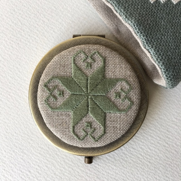 刺繍コンパクトミラー ＊グリーン＊ 2枚目の画像