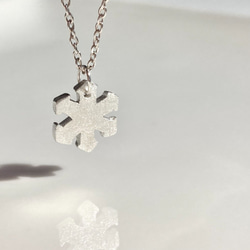 手描き雪の結晶のプレートペンダント◇純銀・silver925◇冬　シンプル　ネックレス 1枚目の画像