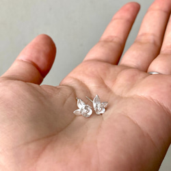 小さな椿のピアス/イヤリング（ノンホールピアス）◇純銀・シルバー925◇つばき ツバキ お花 小さい 葉っぱ付　シンプル 7枚目の画像