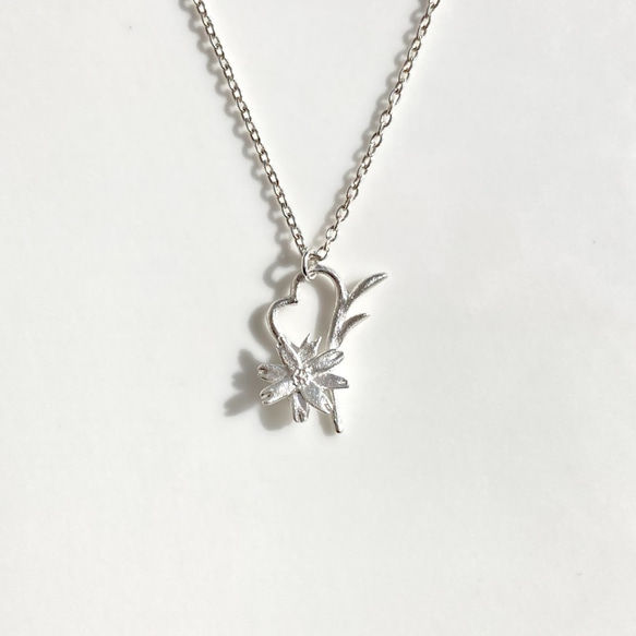 ハートリーフコスモスのネックレス◇純銀・シルバー925◇秋桜　お花　葉っぱ　ペンダント　フラワー シンプル 1枚目の画像