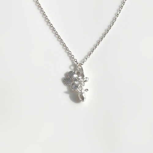 ゆらゆらイチゴのネックレス◇純銀・シルバー925◇いちご 苺 蕾