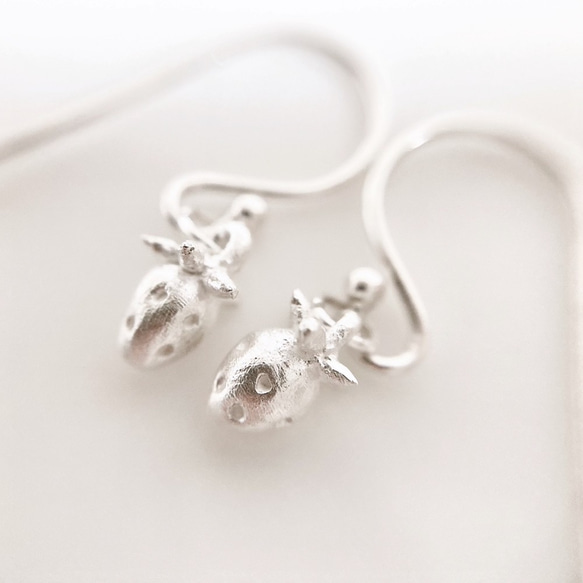 小さないちごのピアス◇純銀・シルバー925◇苺 イチゴ　ストロベリー　小さい　フックピアス　ゆらゆら　果物　フルーツ 2枚目の画像