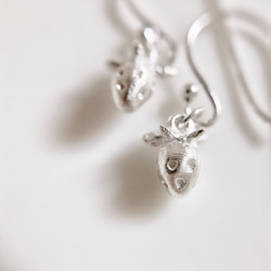 小さないちごのピアス◇純銀・シルバー925◇苺 イチゴ　ストロベリー　小さい　フックピアス　ゆらゆら　果物　フルーツ 3枚目の画像