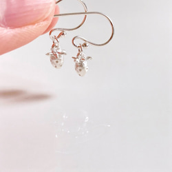 小さないちごのピアス◇純銀・シルバー925◇苺 イチゴ　ストロベリー　小さい　フックピアス　ゆらゆら　果物　フルーツ 4枚目の画像