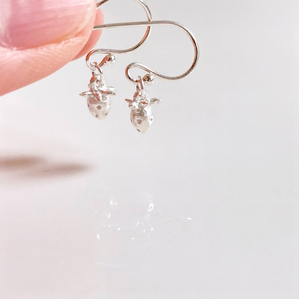 小さないちごのピアス◇純銀・シルバー925◇苺 イチゴ　ストロベリー　小さい　フックピアス　ゆらゆら　果物　フルーツ 4枚目の画像