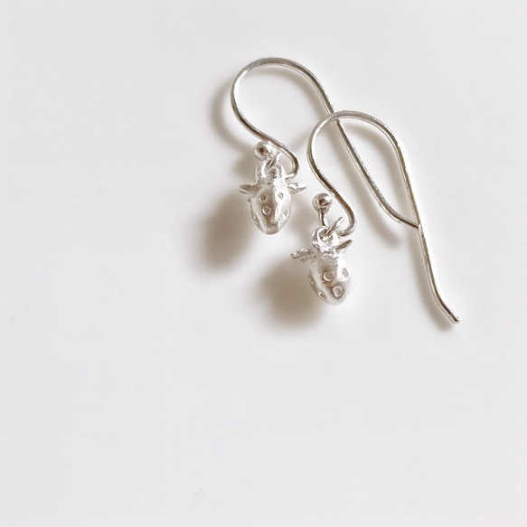 小さないちごのピアス◇純銀・シルバー925◇苺 イチゴ　ストロベリー　小さい　フックピアス　ゆらゆら　果物　フルーツ 5枚目の画像