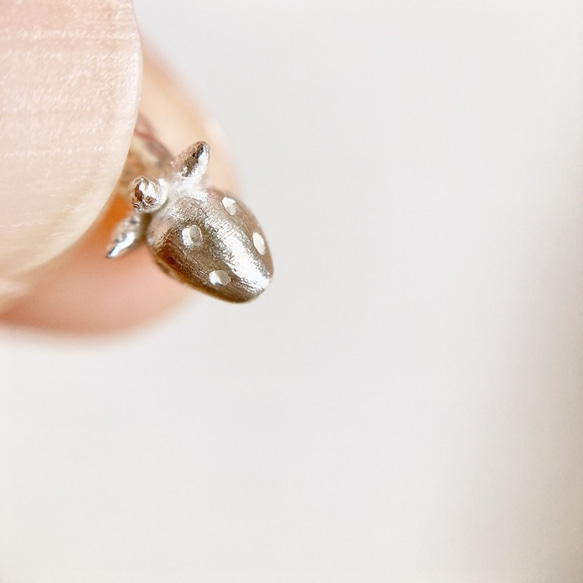 小さないちごのピアス◇純銀・シルバー925◇苺 イチゴ　ストロベリー　小さい　フックピアス　ゆらゆら　果物　フルーツ 6枚目の画像