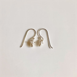 小さないちごのピアス◇純銀・シルバー925◇苺 イチゴ　ストロベリー　小さい　フックピアス　ゆらゆら　果物　フルーツ 7枚目の画像