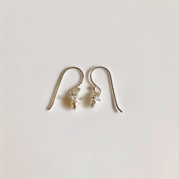 小さないちごのピアス◇純銀・シルバー925◇苺 イチゴ　ストロベリー　小さい　フックピアス　ゆらゆら　果物　フルーツ 7枚目の画像