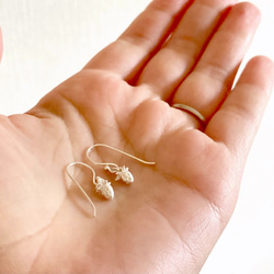 小さないちごのピアス◇純銀・シルバー925◇苺 イチゴ　ストロベリー　小さい　フックピアス　ゆらゆら　果物　フルーツ 8枚目の画像