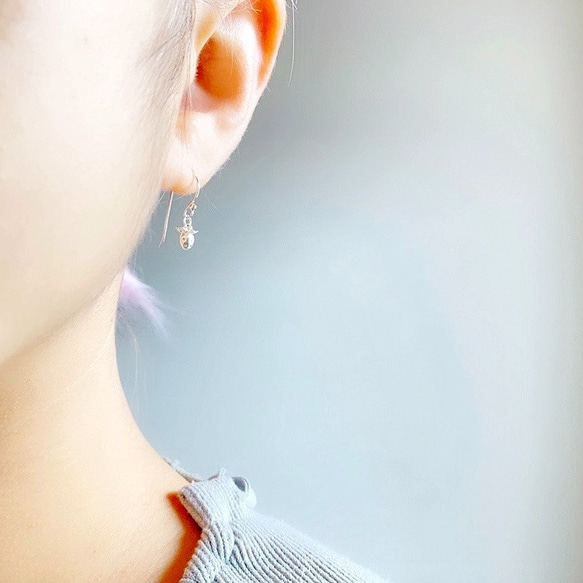 小さないちごのピアス◇純銀・シルバー925◇苺 イチゴ　ストロベリー　小さい　フックピアス　ゆらゆら　果物　フルーツ 9枚目の画像