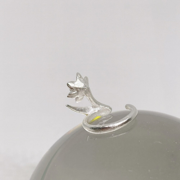 水仙(スイセン)の純銀イヤーカフ◇ピュアシルバー 片耳用 イヤカフ カフス お花 ミニサイズ 小さめ SV999 5枚目の画像
