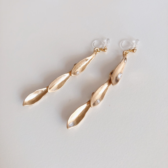 leaf range earring(ゴールド) 1枚目の画像