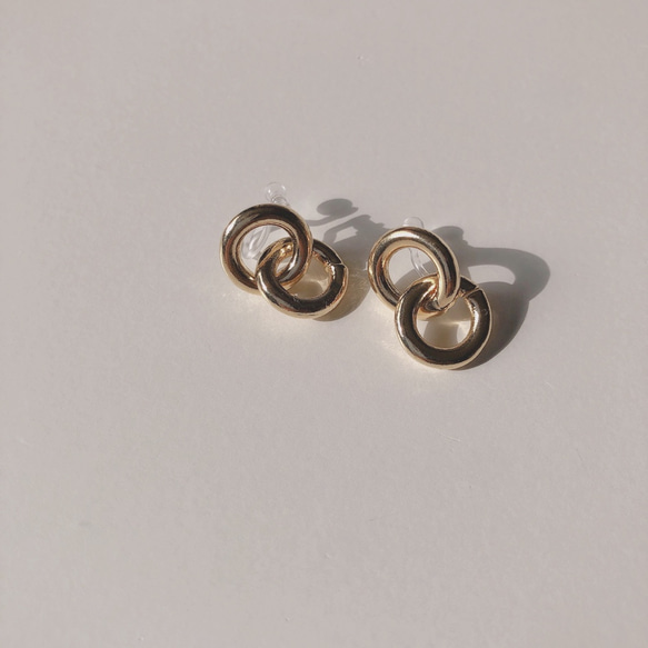 W circle ring earring 2枚目の画像