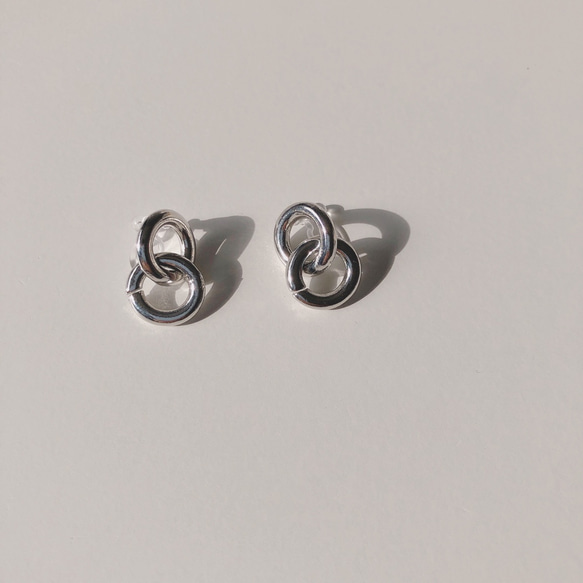 W circle ring earring 3枚目の画像