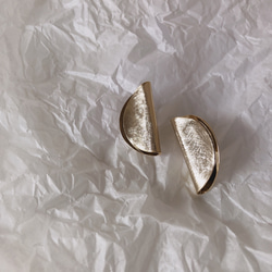 金屬半月耳環（僅限銀色） 第4張的照片
