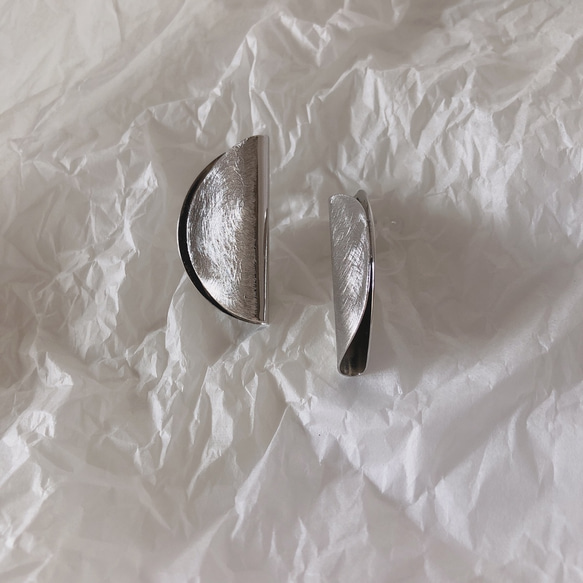 金屬半月耳環（僅限銀色） 第5張的照片