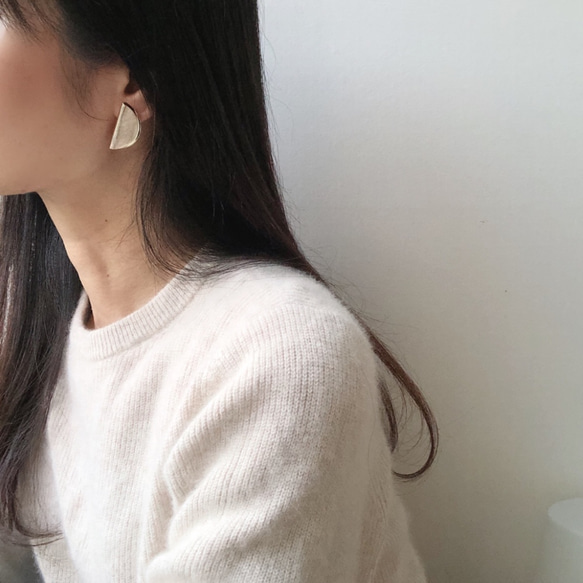 metal half moon earrings(シルバーのみ) 6枚目の画像