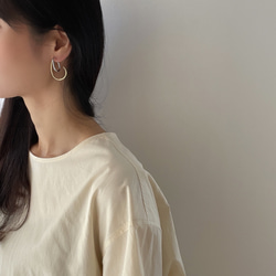 two tone curve earrings 1枚目の画像