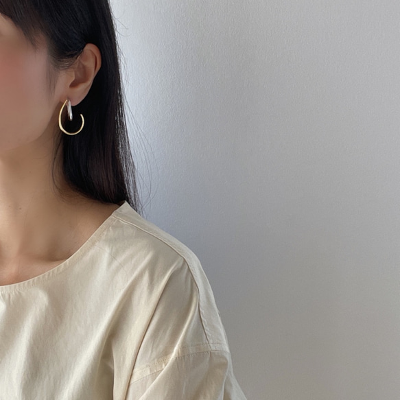 two tone curve earrings 5枚目の画像