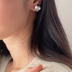 silver metal earrings 4枚目の画像