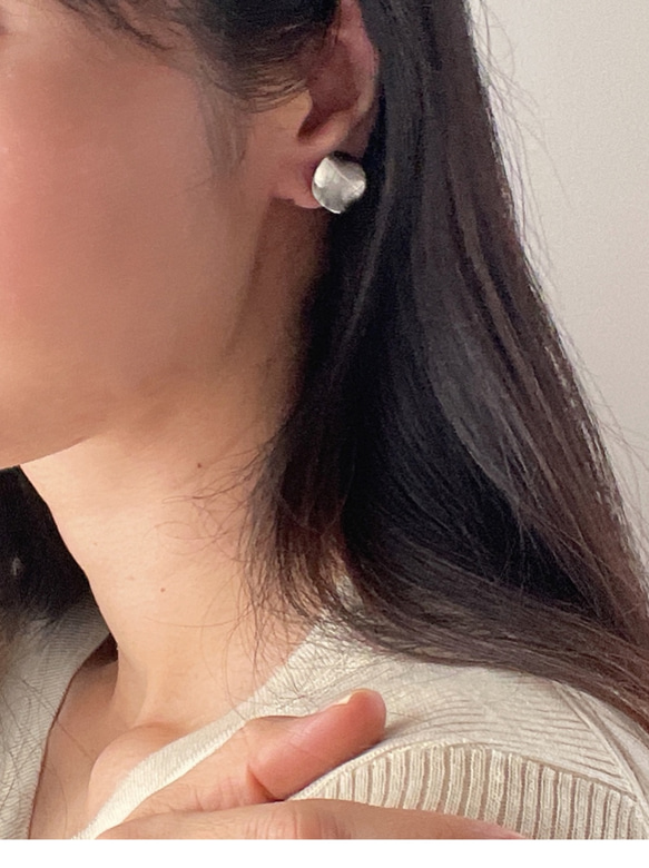 silver metal earrings 4枚目の画像