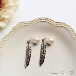 pearl&back feather charm earring 第2張的照片