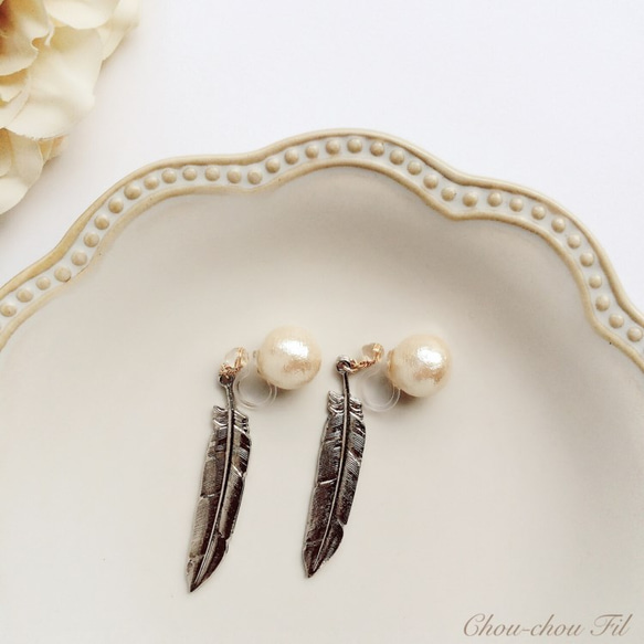 pearl&back feather charm earring 第3張的照片