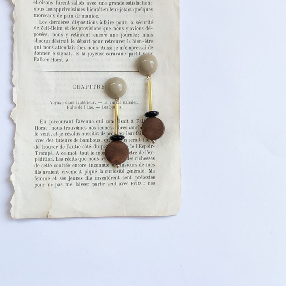 wood×classical beads earring 2枚目の画像