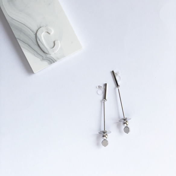 bar motif swing earring(ゴールドのみ) 3枚目の画像