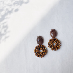 wood flower beads earring(ブラウンのみ) 2枚目の画像