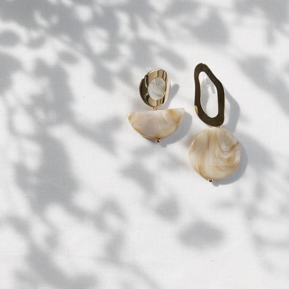 metal asymmetry marble earring(黒のみ) 5枚目の画像