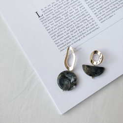 metal asymmetry marble earring(黒のみ) 1枚目の画像