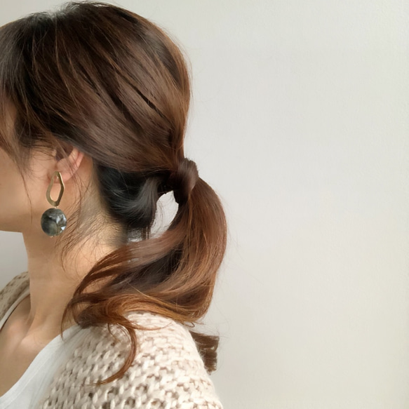 metal asymmetry marble earring(黒のみ) 2枚目の画像