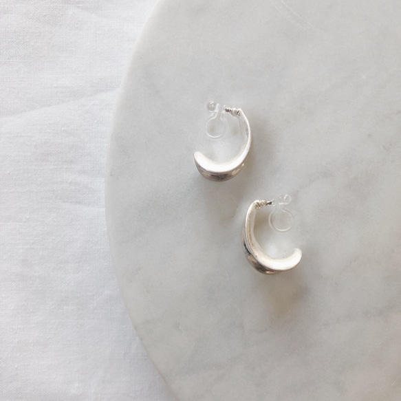 matte metal curve earring 4枚目の画像