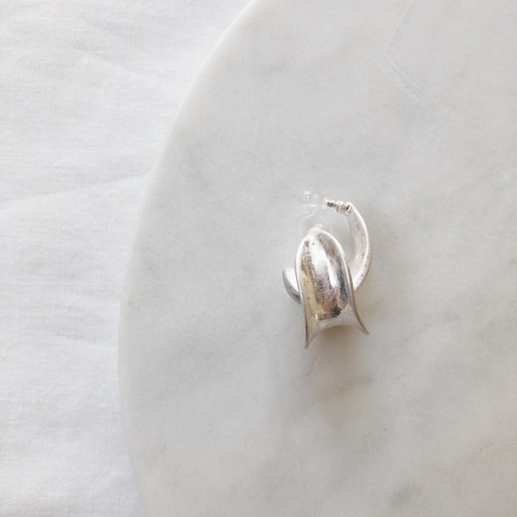 matte metal curve earring 5枚目の画像