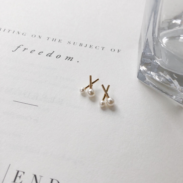 cross pearl mini earring 2枚目の画像