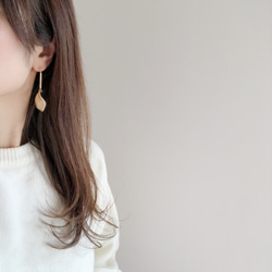 metal swing asymmetry earring 5枚目の画像