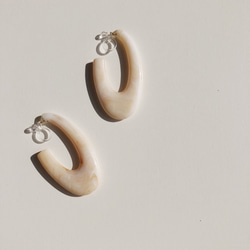 white marble  oval earring 2枚目の画像