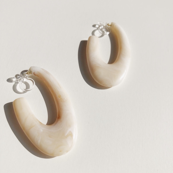 white marble  oval earring 3枚目の画像