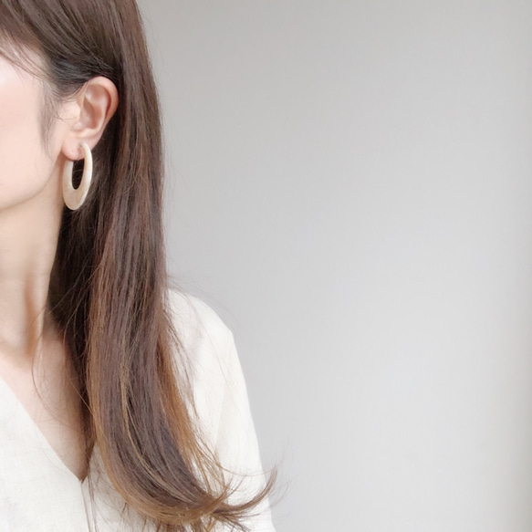 white marble  oval earring 5枚目の画像