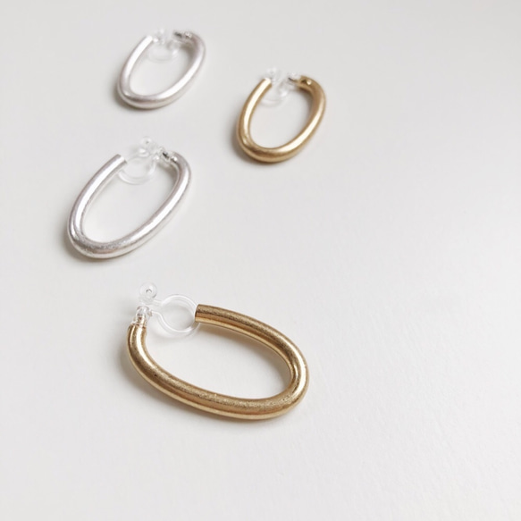 matte metal curve earring 3枚目の画像