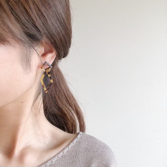 べっ甲W square earring 6枚目の画像