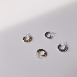 C metal mini earring 1枚目の画像