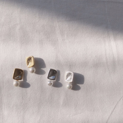 磨砂方形金屬和珍珠耳環 第1張的照片