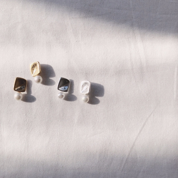 磨砂方形金屬和珍珠耳環 第2張的照片