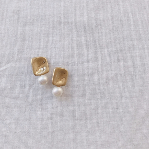 磨砂方形金屬和珍珠耳環 第3張的照片