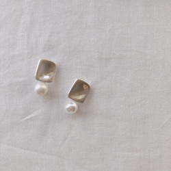 磨砂方形金屬和珍珠耳環 第4張的照片