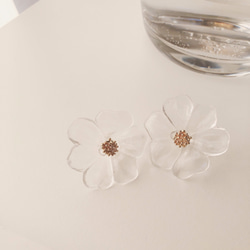 clear flower earring 1枚目の画像